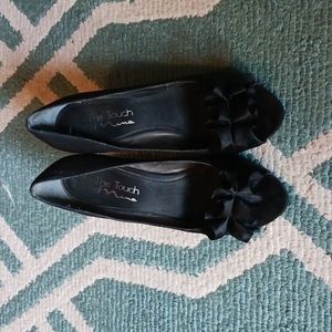 Black ruffle toe heels